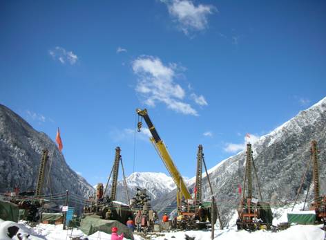 壩基防滲墻施工區在冰雪中堅持進(jìn)行